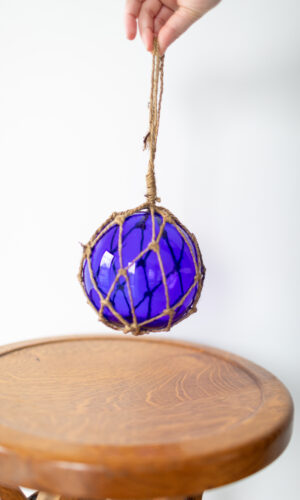 Philomène – Boule bleue avec macramé