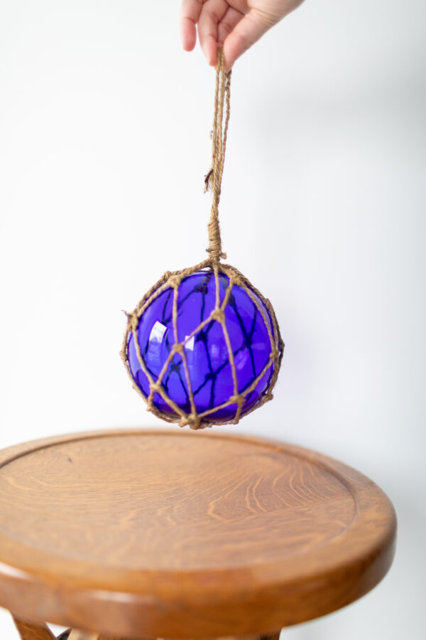 Philomène – Boule bleue avec macramé