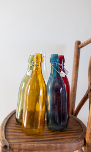 Gisèle – Bouteilles d’eau colorées / carafes