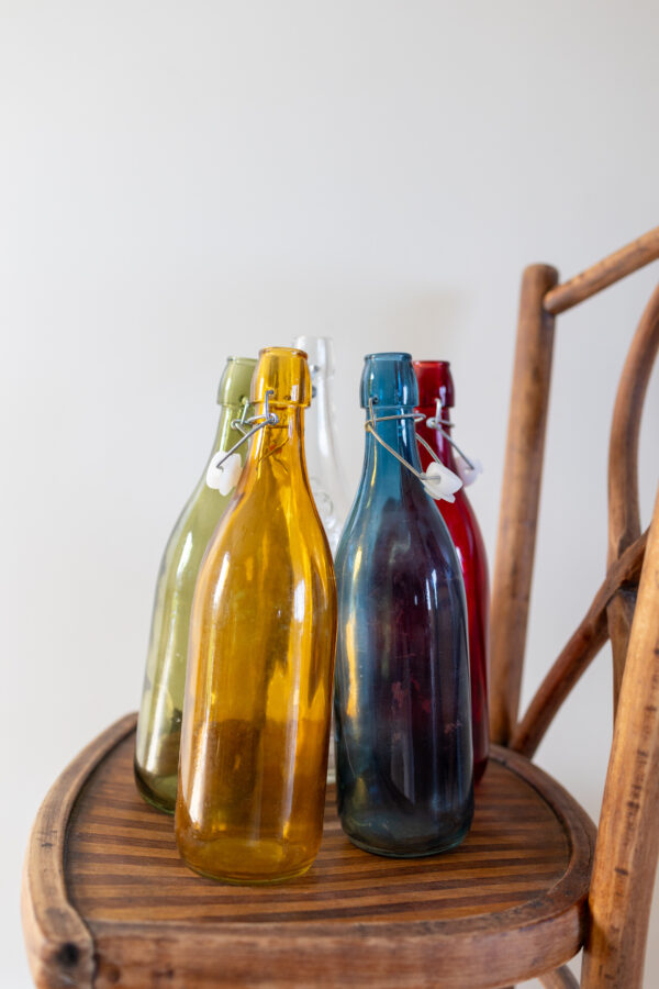 Gisèle – Bouteilles d’eau colorées / carafes